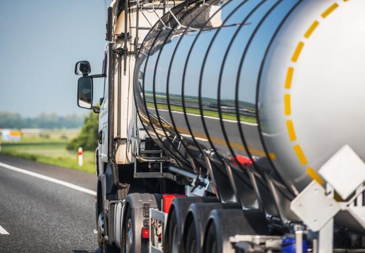 Tank-trailer-on-a-highway